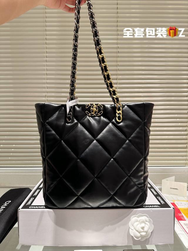 配礼盒 Chanel 托特tote Bag 不是第一眼美女但拿到手立马真香现场 上身时髦感upup 足以满足日常通勤需求 俺建议直接冲中号啊 皮质是小牛皮手感很