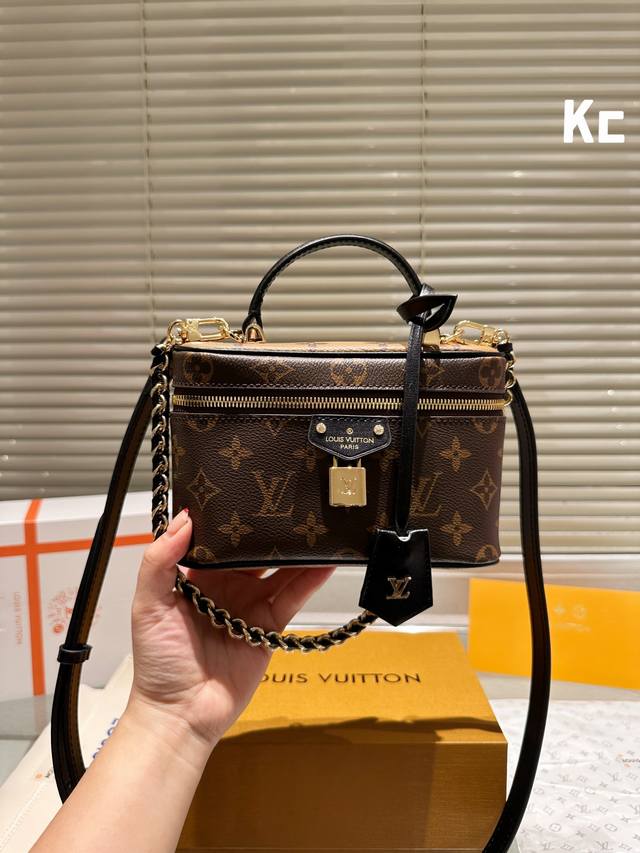 专柜对版包装 Lv 2024 Vanity Chain Pouch 手袋 包包 Vanity Chain Pouch 手袋以经典化妆箱为灵感，同样采用 Mono