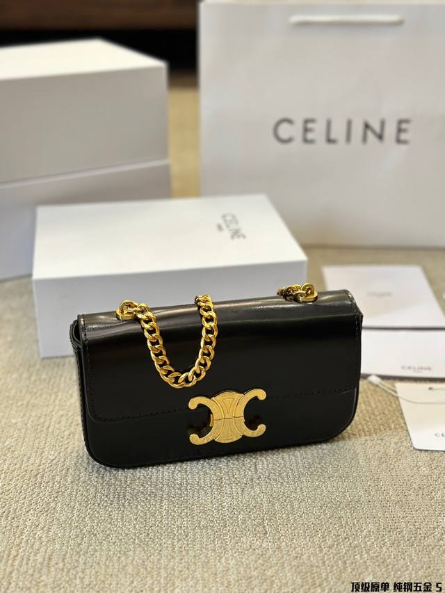 顶级原单 全钢五金 Celine 新品小号亮泽牛皮革链条包 金属链条腋下包也很绝 搭配标志性复古凯旋门锁扣 贵 气十足 精致感满分型 又酷又飒 可甜可盐～ 容量