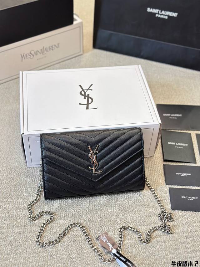 牛皮版本 Ysl Woc链条包信封包ysi家当之无愧的入门经典款 超级耐燥这个皮质真的是我最爱的皮质之一不怕刮牛皮的纹理也有质感 相比金链我更喜欢链非常耐看 链