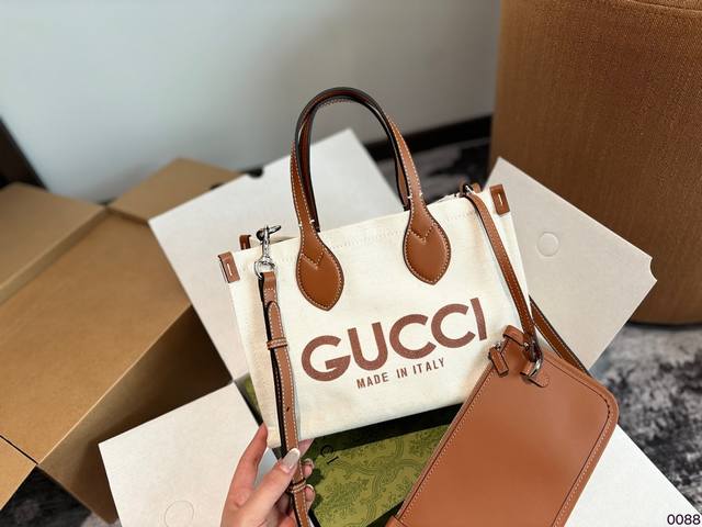 全套包装 Gucci居然开窍了！？这次终于不是老包型了 Gucci 24年早春系列的帆布包着实抓住了我的眼球！方方正正的包型、帆布材质、少量五金、米色包身配棕色