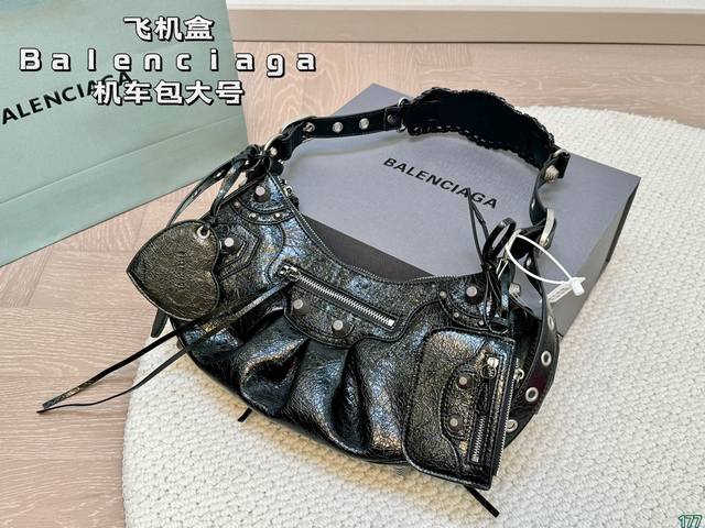 大号 飞机盒 Balenciaga机车包 巴黎世家新款 任何风格都可轻松驾驭 适合日常 旅游 出行 集美必备 尺寸大号31 15