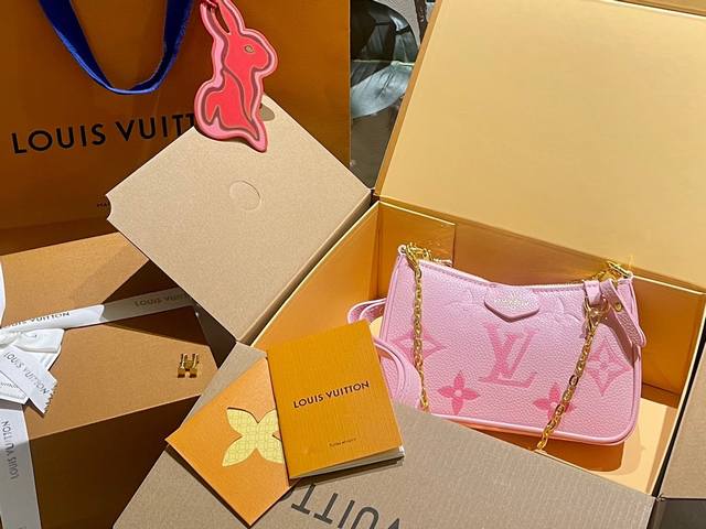 礼盒包装 LV 新品 浮雕麻将包 this is a超级无敌精致小巧卡哇伊伊的哇迷你浮雕小斜挎包 配有2条肩带 尺寸 19cm