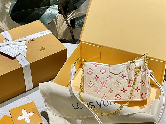 礼盒包装 LV 新品 浮雕麻将包 this is a超级无敌精致小巧卡哇伊伊的哇迷你浮雕小斜挎包 配有2条肩带 尺寸 19