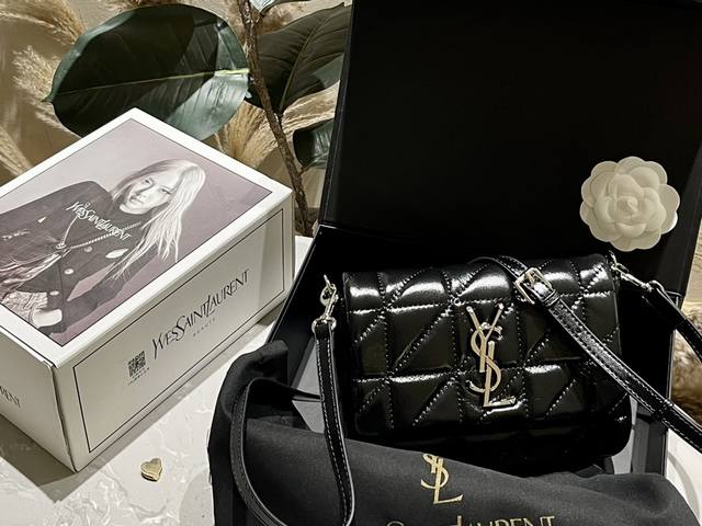 头层皮 纯皮 Ysl 口盖包 慵懒随性又好背 上身满满的惊喜 高级慵懒又随性 彻底心动的一只 size：20cm