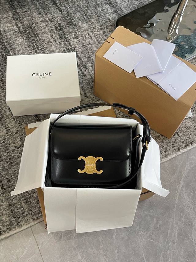 牛皮 折叠礼盒 Celine 经典凯旋门豆腐包来了，豆腐包作为Celine 家的标志性包款,巨火！别说代购那些，柜上都很少基本要在官网预定！柜货渠道也是一包难求