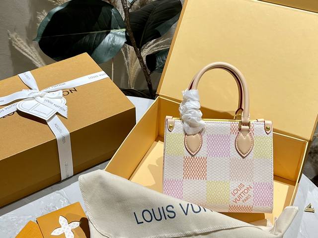 折叠礼盒 Louis Vuitton 新品 心动不止一次 LV Onthego bb 家族再添爆款然 Onthego BB 大象灰它来啦 全皮质高级灰 拼色花纹