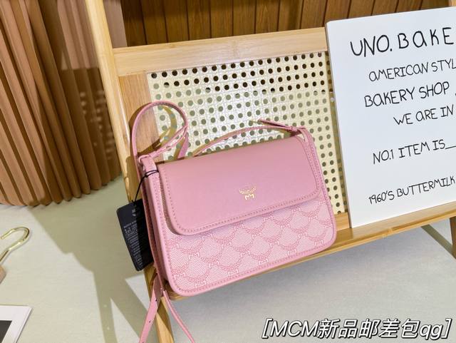 飞机盒包装 MCM Laureios新品邮差包 夏日新颜色 清新可爱 设计感满满的小包 容量也刚刚好 尺寸:23*16cm