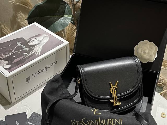 原版皮 折叠礼盒 YSL 圣罗兰新款 翻盖马鞍包 Box 配有可调节式长肩带！设计风格扑面而来 一股复古感 仿佛时光 停止于过去 岁月流逝无情 我们便更加珍惜每