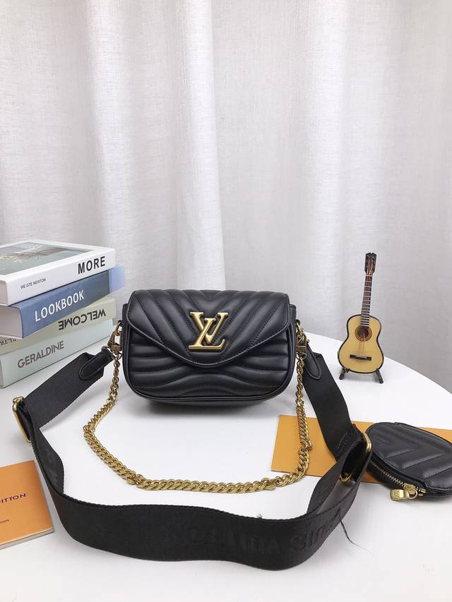 折叠礼盒包装 LV New Wave Multi-Pochette 二合一 斜挎包。其宽幅包带饰有刺绣路易威登英文字样，搭配的金色链带使手袋可手持或肩背。圆形零