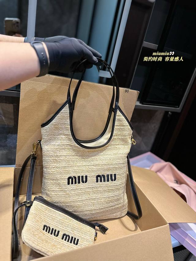 size：33*34cm miumiu新款托特tote 今年的风刮的太猛了 老多爆款了！ 这款的版型也太好看了吧！ miumiu的帆布包好春夏一色 春夏季帆布和