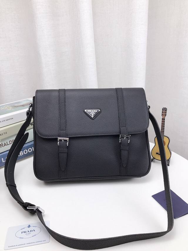 礼盒包装 Prada 普拉达纯皮中号邮差包。经典设计以多种自然原色焕新演绎，季复一季持续呈献新颖佳作。2024早春系列以中性深绿色调倾心演绎全新皮具系列，与各类