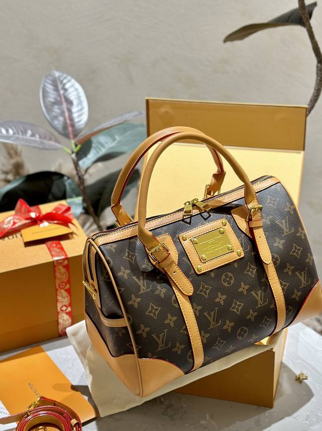 Lv Dior Ysl 新款 2024最新Berkeley枕头包 新款老花托特包 简直爱不释手 复古时髦 绝绝子洋气 设计灵感直比Graceful 火起来了冲