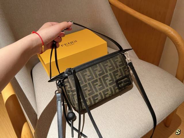 芬迪fendi 中古老花手提包斜挎 搭配棒棒糖挂件 尺寸24×14×6 礼盒包装