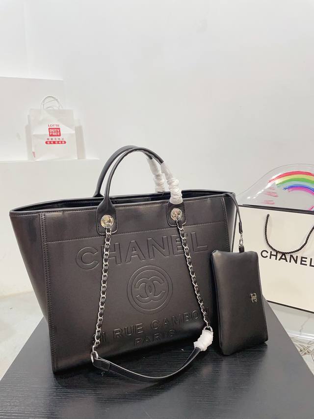 盒 CHANEL 新款香奈儿沙滩包购物袋 CHANEL沙滩包每年都会出新的款 跟老款不同的logo装饰更加高端大气 容量超级可妈咪包 简约休闲的设计深受欢迎 而