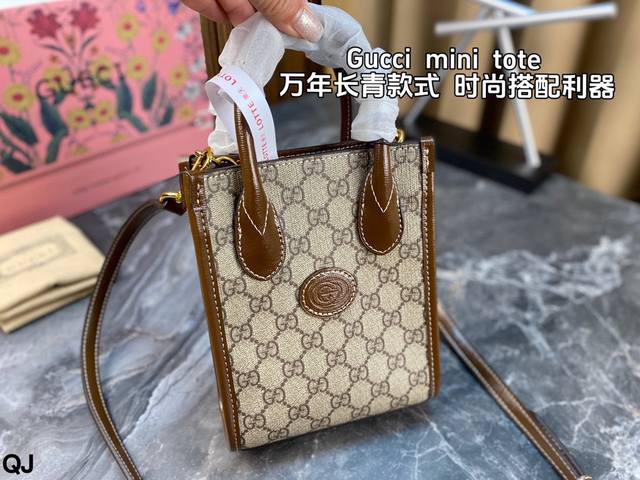 配全套包装 Gucci mini tote 琴谱包 又可以买包包啦！ 经典双G花纹 很有气质的感觉！！ 男女通用！又飒又A 凹造型超级好看 明星同款！ 尺寸：1