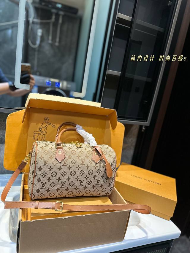 Lv speedy 枕头包 无论版型 内里和专柜毫无差别 真正原版复刻 内里可拆卸 火遍全球的爆款机场大包 机车女神包 明星同款 贵气而充满活力的品牌设计风格