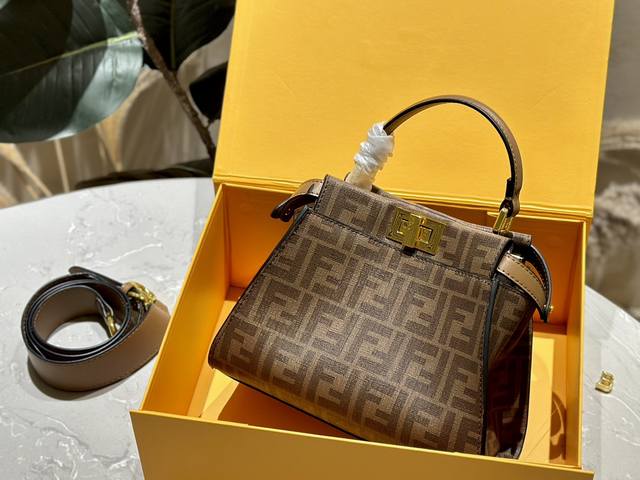 折叠盒 Fendi Peekaboo Iconic Mini一直很种草Fendi的这款“小猫包”简约时髦！我入手了黑色，更加百搭，各种场合都能背皮质超级柔软 手