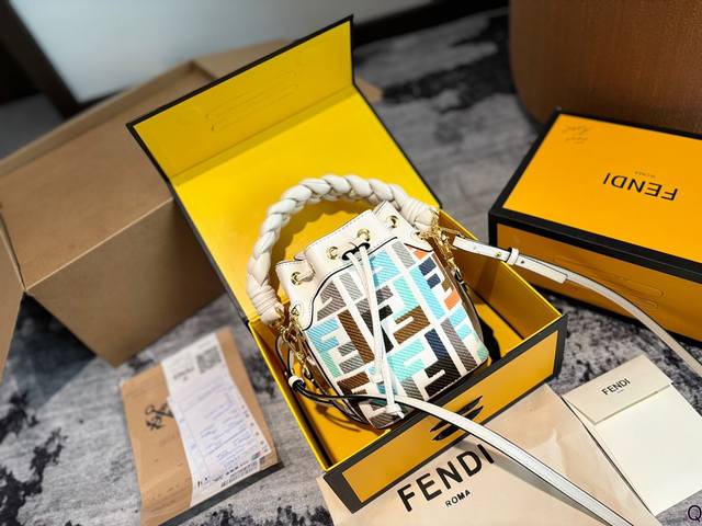 Fendi Mon Tresor小号水桶手袋 2022年米兰时装周街拍中，潮人们背的最多的包包大概就是Fendi芬迪的这款水桶包了。配有抽绳和Fend金属标志装