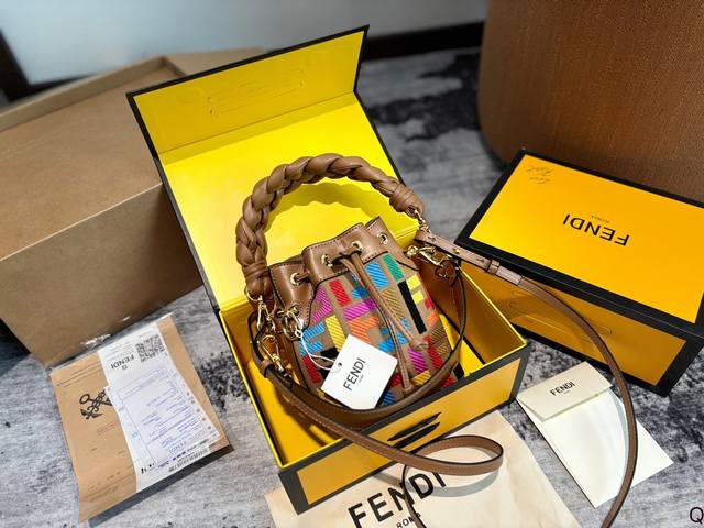 Fendi Mon Tresor小号水桶手袋 2022年米兰时装周街拍中，潮人们背的最多的包包大概就是Fendi芬迪的这款水桶包了。配有抽绳和Fend金属标志装