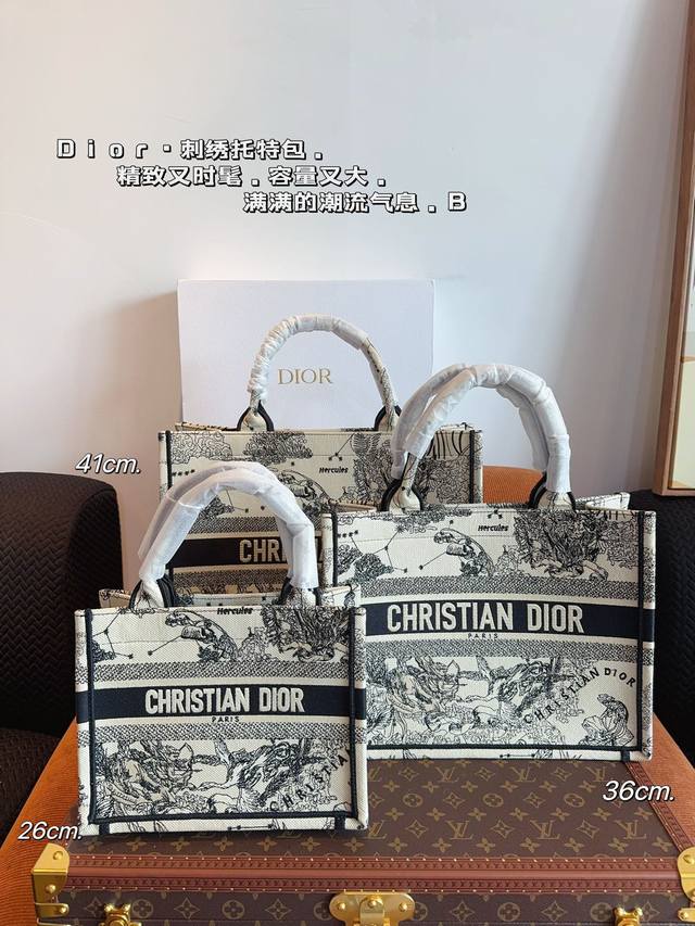 Dior 原版布提花 Dior book tote今年最喜欢的一款购物袋 tote我用的次数最多的包，因为容量超级大，不管什么东西都向里面放，当然凹造型也是必须