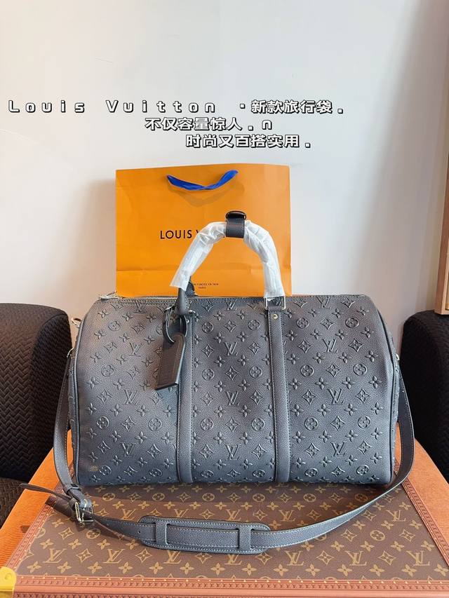 LV 路易威登联名款keepall 斜跨包旅行包 一只帅气能装的旅行袋 时尚爆发款火热来袭 经典设计大气可观男女通用款 包包采用原版皮质 超级厚实 耐磨 耐用原