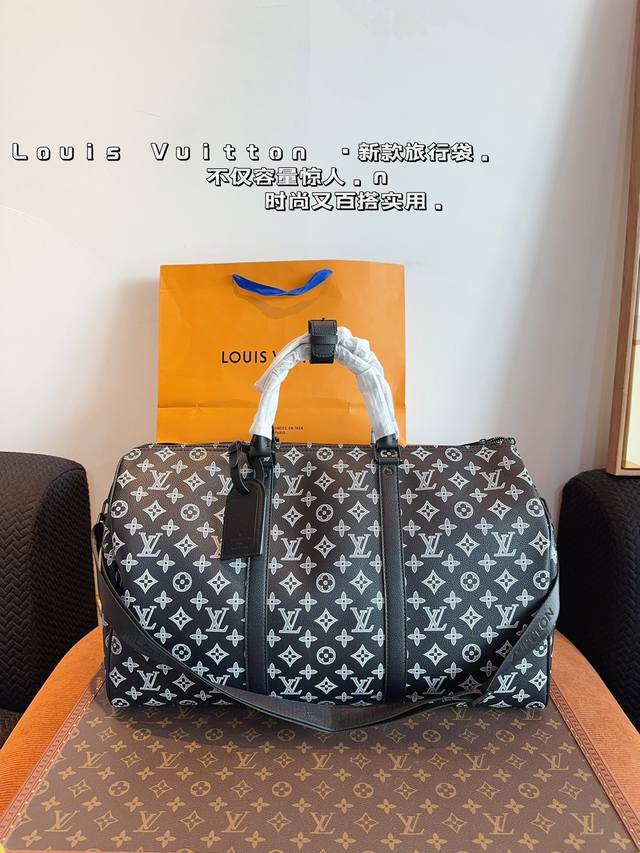 LV 路易威登联名款keepall 斜跨包旅行包 一只帅气能装的旅行袋 时尚爆发款火热来袭 经典设计大气可观男女通用款 包包采用原版皮质 超级厚实 耐磨 耐用原