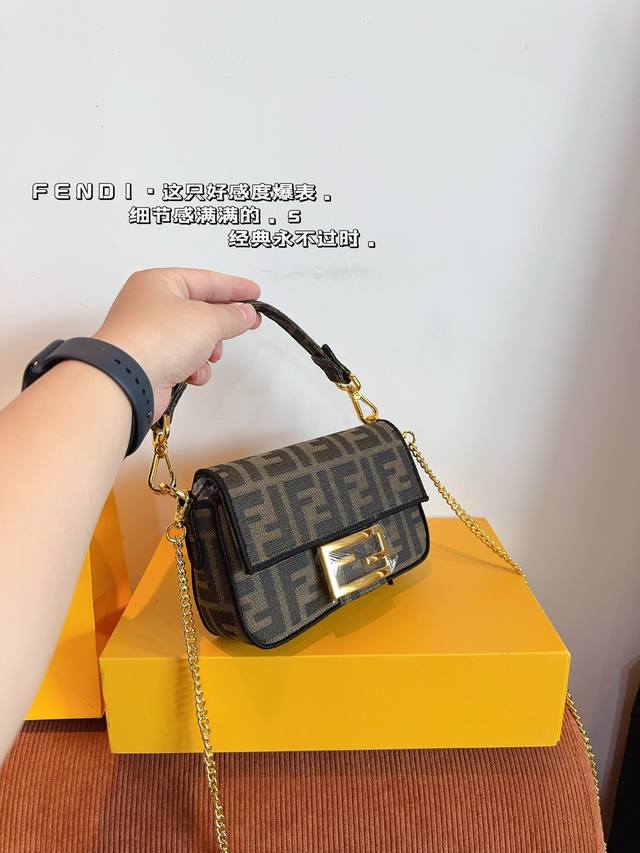 配礼盒 FENDI 芬迪 新品全幅饰 可手提斜挎包，Ss23Fendi Baguette强势回归，标志性的Baguette手袋采用翻盖设计，配有FF磁扣开合。配