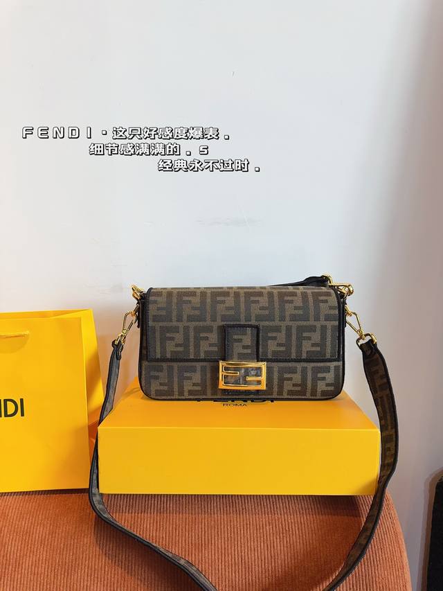 配礼盒 FENDI 芬迪 新品全幅饰 可手提斜挎包，Ss23Fendi Baguette强势回归，标志性的Baguette手袋采用翻盖设计，配有FF磁扣开合。配