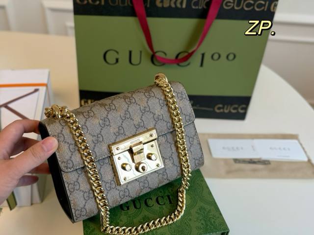 折叠盒 size：20×14 Gucci古驰新款padlock 月光宝盒斜挎包 外形像一个精致小巧的小盒子！ 新款单链条更轻便，搭配长肩带 可单肩、斜挎，实用性