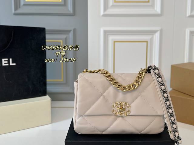 中号 25cm 折叠盒飞机盒 size25×16 CHANEL 香奈儿新款19bag链条包 皮质细腻柔软，质感像云朵一样 皮穿金属肩带，款式别致！ 上身自带氛围