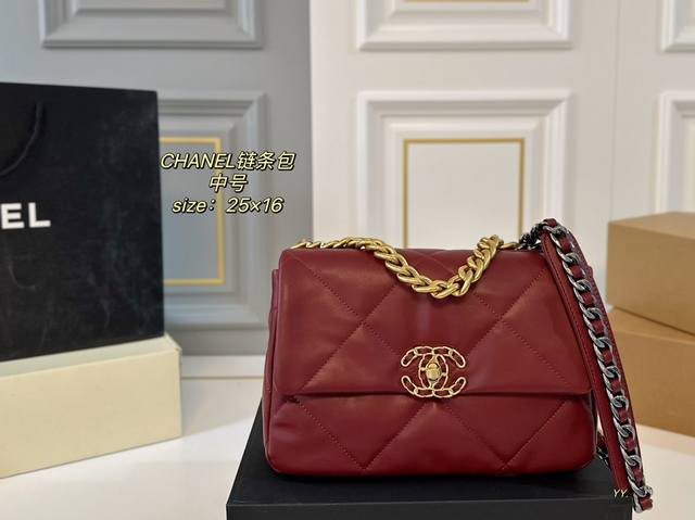 中号 25cm 折叠盒飞机盒 size25×16 CHANEL 香奈儿新款19bag链条包 皮质细腻柔软，质感像云朵一样 皮穿金属肩带，款式别致！ 上身自带氛围