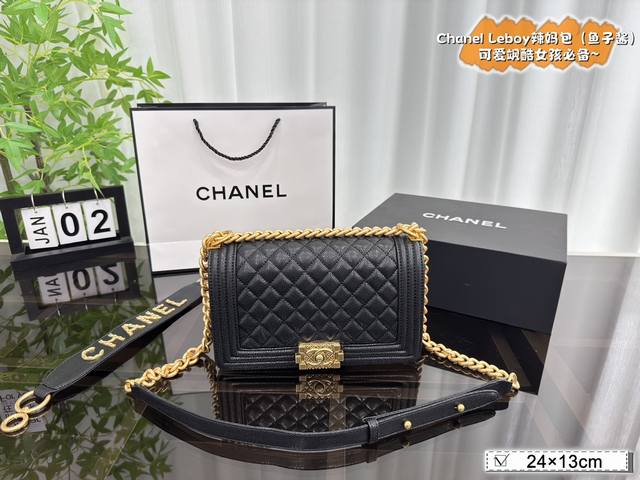 配折叠盒 size：24×13 Chanel香奈儿 leboy链条包 鱼子酱 真的好百搭好好看呀 更推荐腋下背哦，腋下背会更有气质一点，而且是不挑身高不挑人的滴