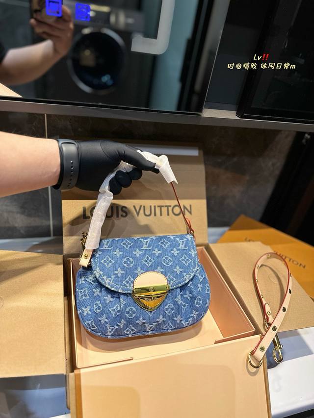 礼盒包装 Lv SUNSET 腋下包 两条肩带 可延伸斜挎 Sunset 手袋聚焦 Monogram Denim 帆布。该材质依托多重工艺制成，以全球有机纺织品