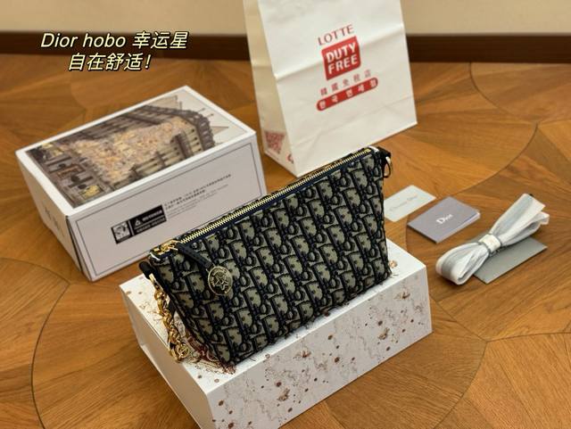 配折叠盒飞机盒 size：22底宽*15cm 迪奥Nomad新品饭盒包 背出去被夸爆的hobo饭盒包 可以实现一包多用啦 赠送加长肩带！ 腋下斜挎