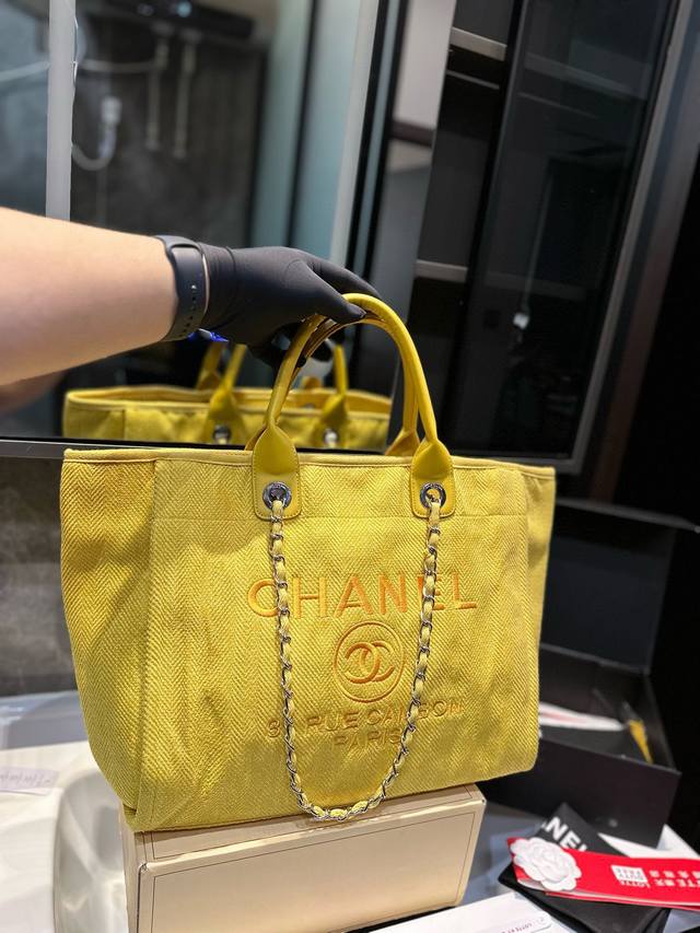 购物袋 CHANEL 新款毛呢沙滩包购物袋 CHANEL沙滩包每年都会出新的款 跟老款不同的logo装饰更加高端大气 容量超级可妈咪包 简约休闲的设计深受欢迎