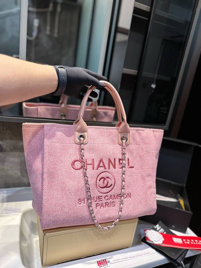 购物袋 CHANEL 新款毛呢沙滩包购物袋 CHANEL沙滩包每年都会出新的款 跟老款不同的logo装饰更加高端大气 容量超级可妈咪包 简约休闲的设计深受欢迎