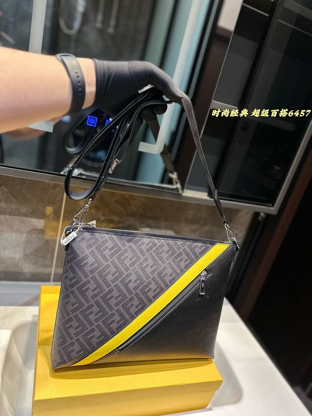 礼盒包装 Fendi 芬迪FF印花牛皮手拿包 手袋 手包 采用精湛镶嵌细工，经典百搭 实物拍摄 配送小票 防尘袋 20 x 28 cm。