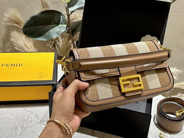 折叠礼盒 Fendi Vintage法棍包 2023年米兰时装周街拍中，潮人们背的最多的包包大概就是Fendi芬迪的这款腋下包了 经典布料 有种慵慵懒懒的街头风