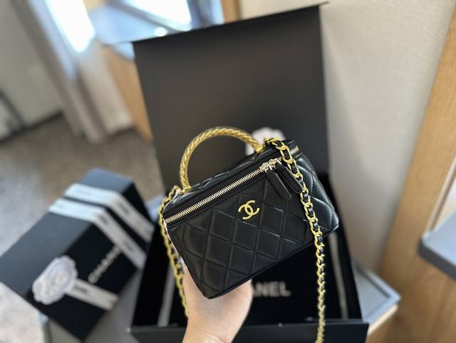 折叠礼盒包装 CHANEL 新品 高级镶金镂空编织手柄 盒子包 化妆包 小箱子 最近的盒子包系列真的好火，小盒子当然是异常可爱啦。尺寸 16 10 8cm