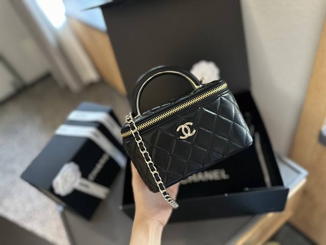 折叠礼盒包装 CHANEL 24p 新品 高级镂空编织手柄 盒子包 化妆包 小箱子 最近的盒子包系列真的好火，小盒子当然是异常可爱啦。尺寸 16 10 8cm