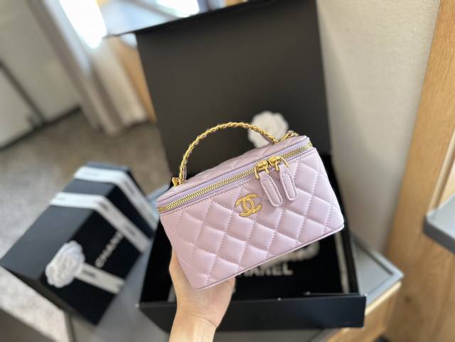 折叠礼盒包装 CHANEL 新品 高级镶金镂空编织手柄 盒子包 化妆包 小箱子 最近的盒子包系列真的好火，小盒子当然是异常可爱啦。尺寸 16 10 8cm