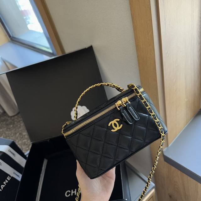 折叠礼盒包装 CHANEL 新品 高级镶金镂空编织手柄 盒子包 化妆包 小箱子 最近的盒子包系列真的好火，小盒子当然是异常可爱啦。尺寸 16 10 8cm