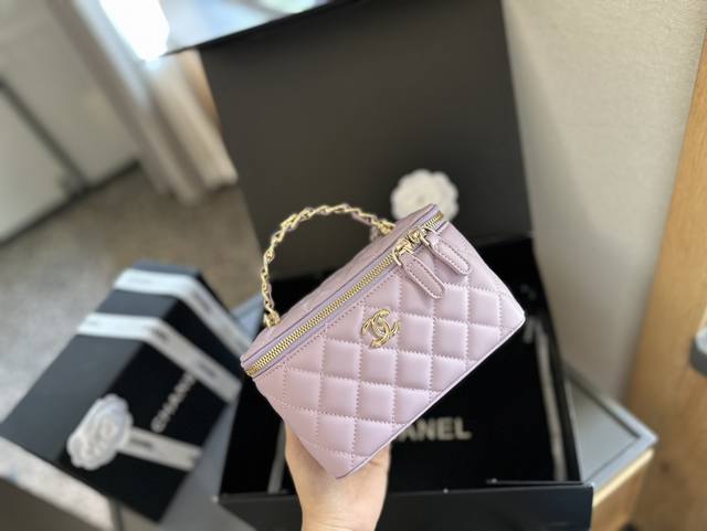 折叠礼盒包装 CHANEL 新品 高级镶金镂空编织手柄 盒子包 化妆包 小箱子 最近的盒子包系列真的好火，小盒子当然是异常可爱啦。尺寸 16 10 8cm