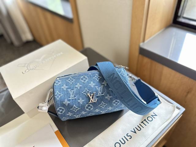 礼盒包装 新款 Lv 枕头包进口原厂牛仔面料高清五金logo标志、专用里内里。超顺滑拉链、油边超平滑、做工精致每个细节到位！ 尺寸20cm