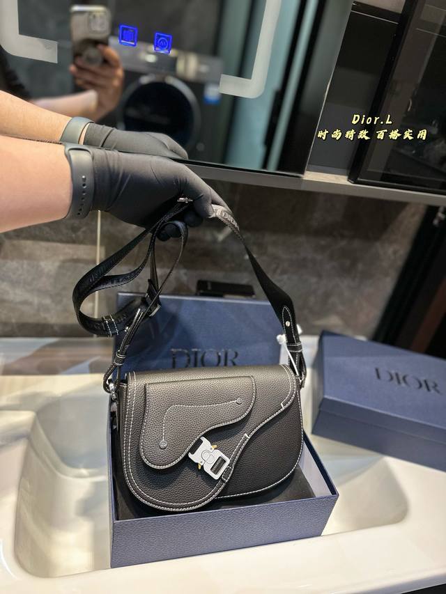 DIOR 迪奥马鞍包 男女同款腰包斜挎胸包 明星单品 采用精湛镶嵌细工，经典百搭 实物拍摄 原厂原版面料 尺寸