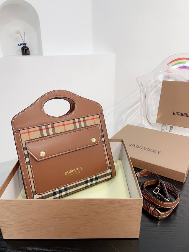 礼盒包装 Burberry 巴宝莉 新品 一包难求的帆布包包目博柏利BURBERRY这一季的帆布系列简直太好看米白色帆布和有质感的棕色羊皮拼接复古又不失休闲感而