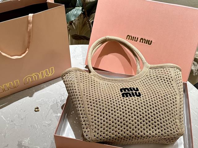 礼盒包装 配内胆 miumiu 编织包 菜篮子 Tote 托特包 简单又好看 miumiu而且超级实用， #miumiu新款包包 尺寸24 17cm