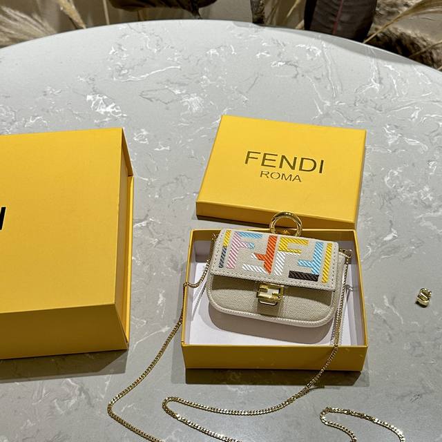 礼盒包装 Fendi Vintage迷你法棍包 零钱包 挂件包 米兰时装周街拍中，潮人们背的最多的包包大概就是Fendi芬迪的这款腋下包了 经典布料 有种慵慵懒