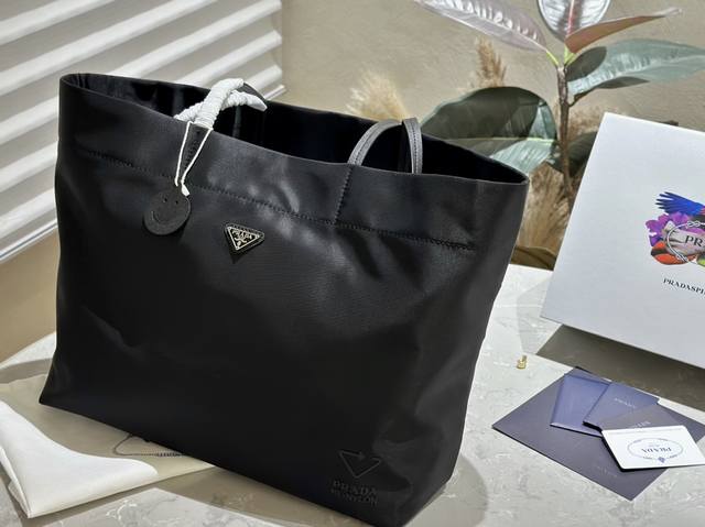 原单配牛皮 Prada 尼龙Tote 购物袋 这个系列将是Prada接下来一整季的主打款式。Prada 手袋的曲线型设计十分醒目，当手包很优雅，时尚百搭！也很轻